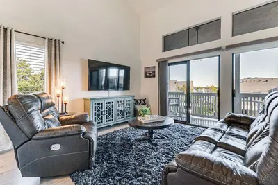 Image de Steps to Lake Conroe! Condo w/ Balcony & Views