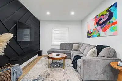 Image de Cleveland home with private entrance