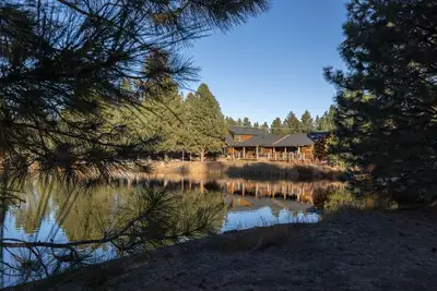 Image de Risa Cabin: Hot Tub, Private Lake, Spacious