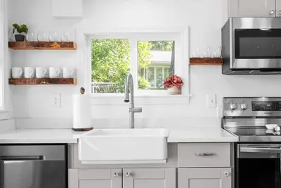 Image de Waterfront Cottage w/Private Beach, Dock, Kayaks, Outdoor Shower, Firepit, Deck