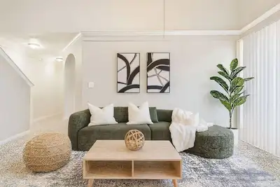 Image de 2 Story Boho Luxe Oasis, Private Garage & Balcony