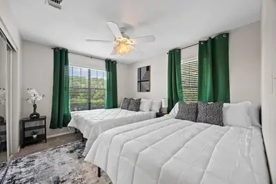 Image de Luxe Oasis near downtown, pool, free parking