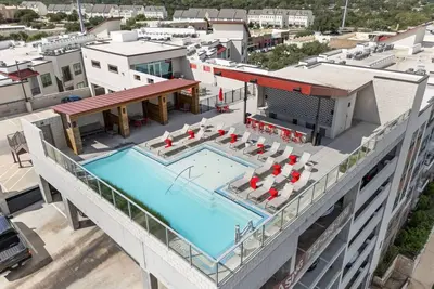 Image de Modern Luxe Oasis, Rooftop Pool, Near Austin