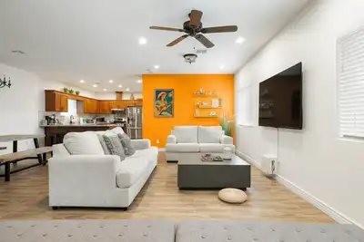 Image de New! Near Ballparks, Stadium, Raceway, 4 TVs, Fast WiFI