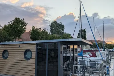 Image de Péniche Tommi avec terrasse privée et Wi-Fi à Stralsund