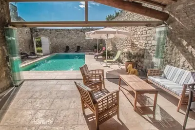 Image de Près de Saint-Rémy-de-Provence, mas climatisé 10p. , avec piscine chauffée.