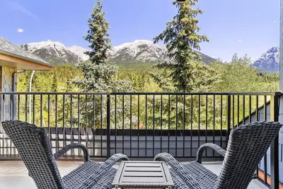 Image de Ideal 2br Canmore Haven Hot Tub + Stunning Views