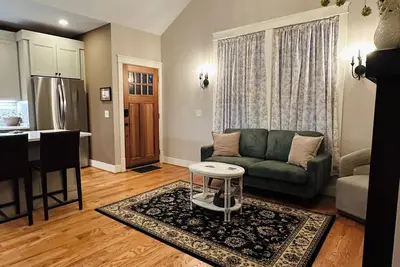 Image de Brand New Cottage only a two minute walk to The Square and the Shops of Downtown