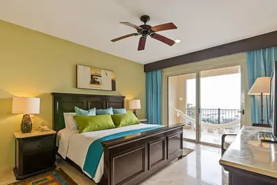 Image de This One Bedroom Suite will infuse your stay with luxuriant atmosphere