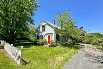 Image de New For 2026 - Classic Cape antique meets coastal convenience in the heart of Brewster