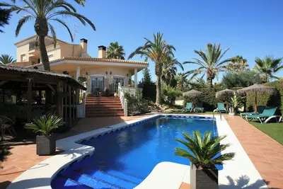 Image de 4 Bedroom Villa Sleeps 8 with Private Pool