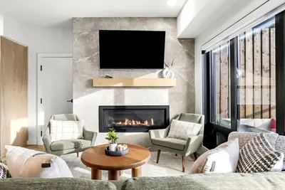 Image de Modern Rocky Mtn Stay, Sleeps 8 with Pool +and  HotTub!