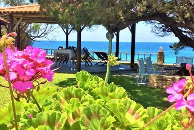 Image de Genari Beach Atemberaubender Aufenthalt mit Meerblick by Interhome