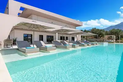 Image de Celestial Villa Privater Pool und Jacuzzi by Interhome