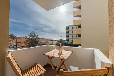 Image de Graue Wohnung im Stadtzentrum mit Meerblick by Interhome