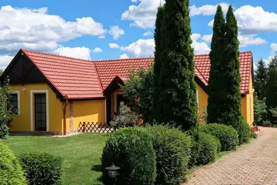 Image de Stimmungsvolle Ferienwohnung mit großem Garten by Interhome