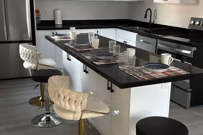 Image de Stylish 4-Bedroom Home Near Downtown, Hospital & University