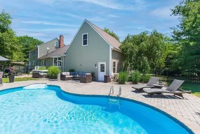 Image de Spacious Poolside Oasis • 5br Retreat Near World Cup’s Boston Stadium