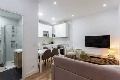 Image de Este apartamento moderno y acogedor es el refugio perfecto para quienes buscan comodidad, estilo y funcionalidad en un solo espacio. Con una distribución inteligente y una decoración minimalista de tonos neutros.