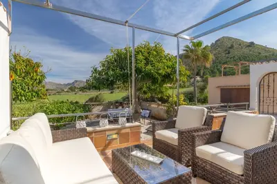 Image de Charmantes Ferienhaus mit großer Terrasse by Interhome