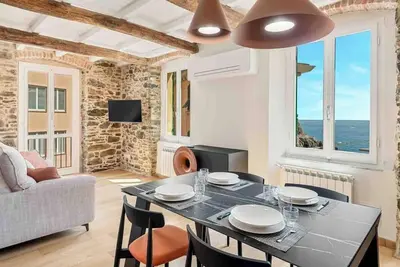 Image de Si vous recherchez un lieu moderne et accueillant dans une position stratégique au cœur des Cinque Terre, l'appartement Lover's Lane 1 à Riomaggiore est le choix parfait pour vous! Appartement moderne et entièrement meublé et rénové, à côté de