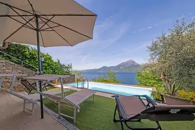 Image de Privater Pool und herrlicher Seeblick by Interhome