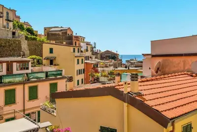 Image de Experience the magic of the Cinque Terre by staying at Aguglia House in Riomaggiore, one of the most charming villages on the Ligurian coast. Main features:📍 Location with sea view🛏️ 2 bedrooms🛁 Equipped bathroom🍽️ Functional kitchen with