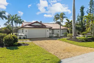 Image de 2 Bedroom, 2 bath pool home in the Sanibel Golf Club Community