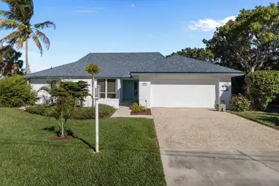 Image de 3 Bedroom, 3 Bath Pool Home in the Distinguished Sanibel Golf Club