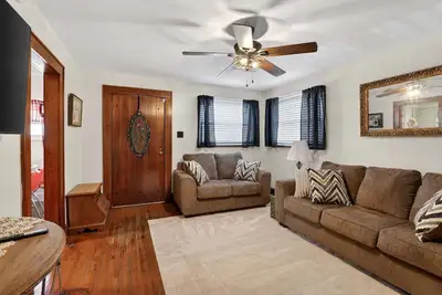 Image de New! Vintage Home Near Casino, Speedway and Music Sites