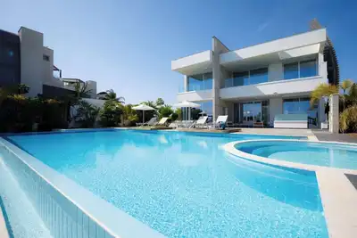 Image de Seafront Infinity Pool • Sleeps 15