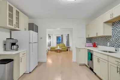 Image de Entire one-bedroom apartment plus queen sofa bed
