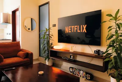 Image de Modern, Spacious Apartment — Your Home Away From Home