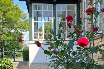 Image de 125 år gammalt stenhus i pittoresk by. Ljuvliga omgivningar. Vacker trädgård.