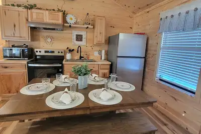 Image de The White Daisy Cabin on the Lake