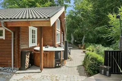 Image de Modern holiday home with hot tub near water