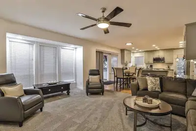 Image de Spacious Family Home Hot Tub Ski Access Sleeps 18