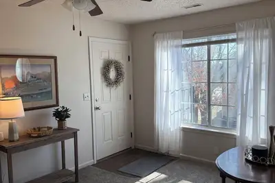 Image de Game Day Stay! Walk to the stadium! - 3 Bed/1 Bath Apt