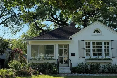 Image de fully renovated 3-bedroom cottage in beautiful Charleston