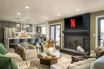 Image de Stunning Lakeview with 4 King Beds and a Hot Tub