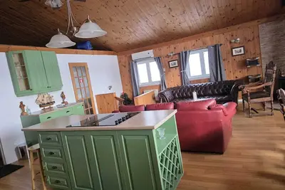 Charming Waterfront Cottage –  Fully Equipped Kitchen & Fast Wi-Fi