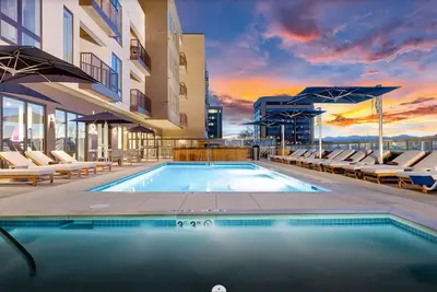 Image de Luxury Penthouse w/ Rooftop Pool & 9ft Pool Table