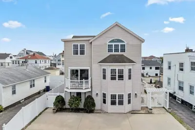 Large Family Beach House - 4 Doors From Beach!