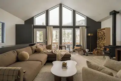 Image de Brand New Mtn Chalet: Steps to River, 2 Kitchens, 2 Living Rooms, Starlink