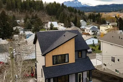 Image de Alpine Retreat • New Luxury 4 bedroom | Barrel Sauna, Steam Shower & Fireplaces