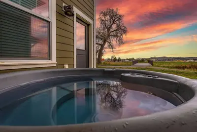 2 Bed 2. 5 Bath Modern Townhouse Centrally Located