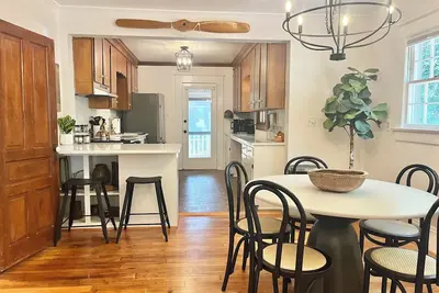 Image de The Vintage Vibe- Five Points, sleeps 6, pets ok