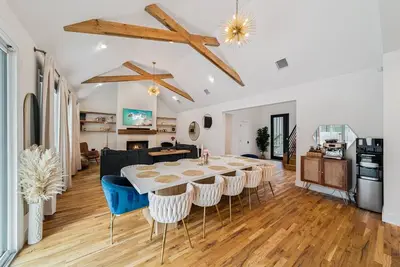 Image de Luxury Modern Getaway South Tulsa, Full Gym, Arcade, Surround Sound, Fire Pit,