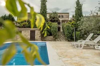 Image de Wunderschön eingerichtete Villa mit Pool und Garten by Interhome