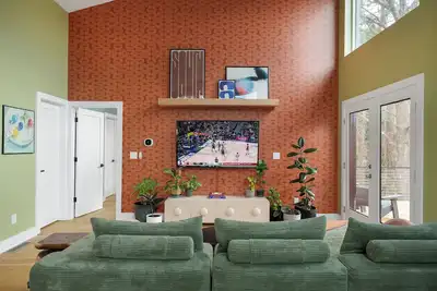 Image de The Hue Haus – A Colorful East Atlanta Retreat